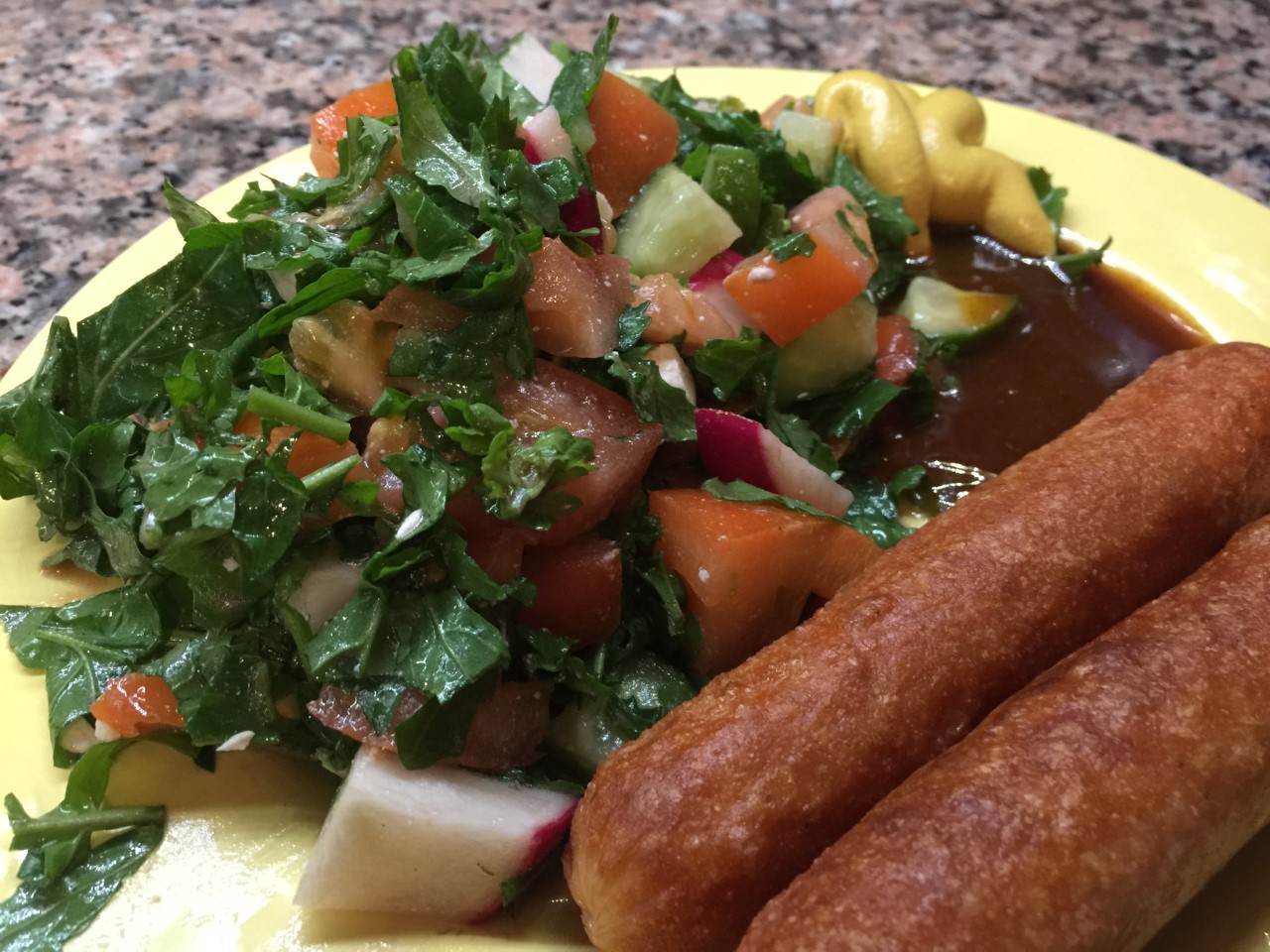 Bratwürstchen mit gemischtem Rucola Salat - Lowcarbies