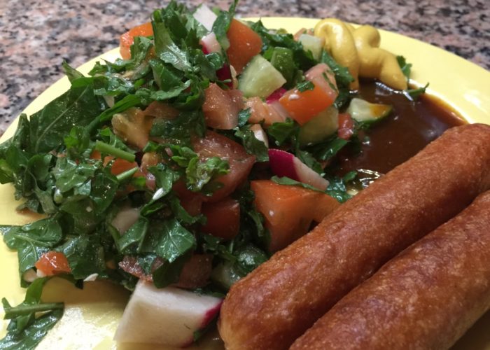 Low carb Bratwurst mit Salat