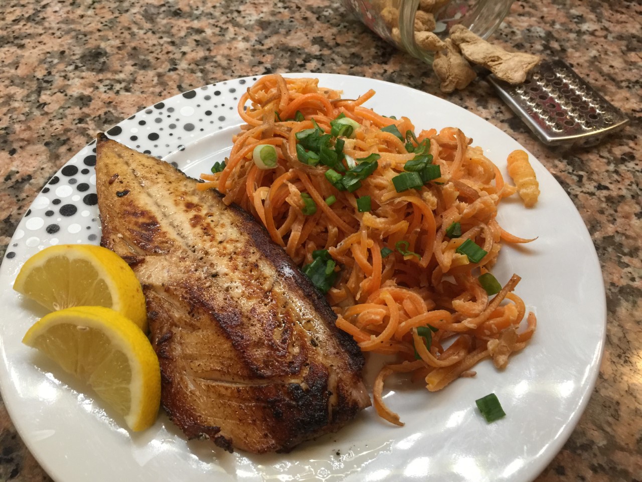Karotten-Spaghetti mit Fischfilet - Lowcarbies