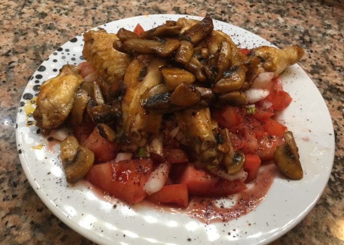 Low Carb Hähnchenflügel mit Tomatensalat und gebratenen Champignons